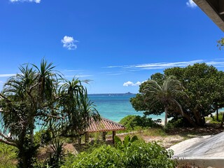 沖縄の青い空と海