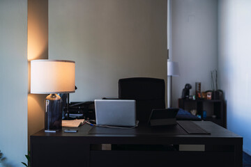 Mesa de oficina de trabajo con portátil sobre la mesa