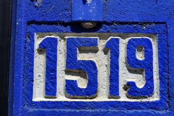 Numéro 1519. Numéro de rue en relief.