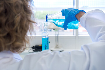 Une éprouvette avec une chimie bleue dedans en laboratoire