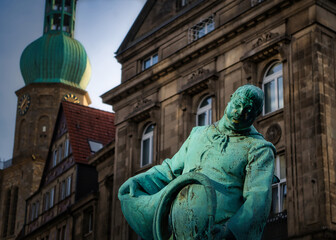 Harmonische Gelassenheit: Die Statue des Bläserbrunnens in der Dortmunder Innenstadt vor der...