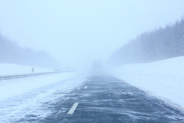 winter highway snowfall background fog poor visibility - obrazy, fototapety, plakaty
