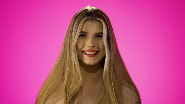 Młoda kobieta bawi sie włosami