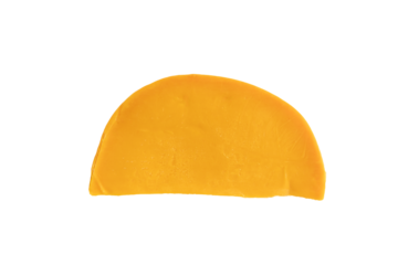 tranche de fromage mimolette isolé sur un fond blanc