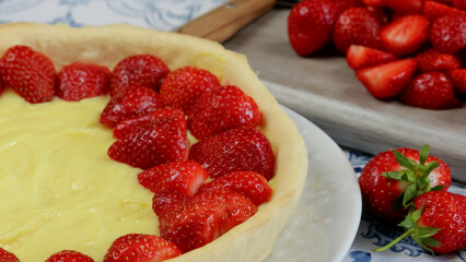 préparation d'une tarte aux fraises, en gros plan