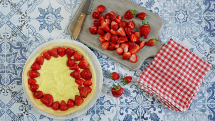 préparation d'une tarte aux fraises, en gros plan