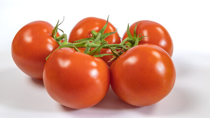 grappe de tomates, en gros plan, isolé sur un fond blanc