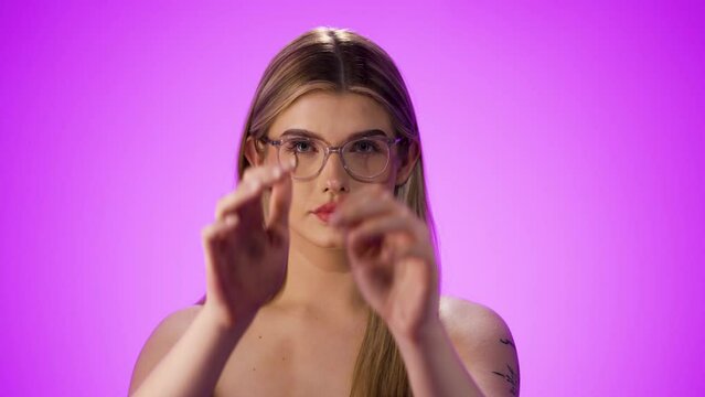 Kobieta poprawia swoje okulary na nosie 