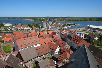 Blick über die Dächer von Wolgast auf Hubbrücke, Peenestrom und Insel Usedom....