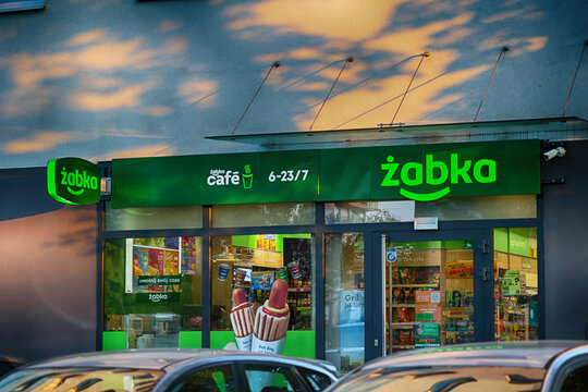 Żabka. Baner reklamowy dużego sklepu marketu sieciowego Żabka