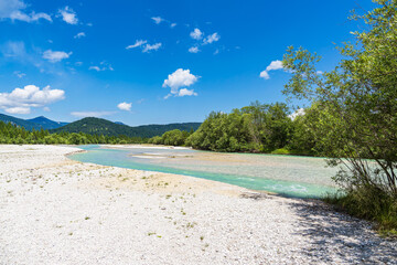 Der Fluss Isar bei Krün in Bayern