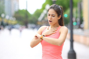 Runner choking and checking pulsations on smartwatch