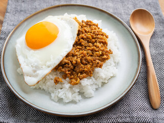 目玉焼きを乗せたキーマカレーライス