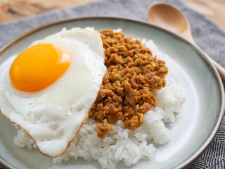 目玉焼きを乗せたキーマカレーライス