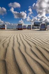 Strandkörbe im Sand (St Peter-Ording)