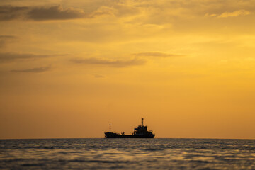 Fototapeta premium Ship in sea and sunset