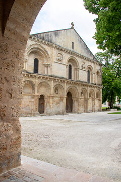 Surg&egrave;res. Eglise Notre-Dame vue de la porte d'entr&eacute;e de la cour. Charente-Maritime, France