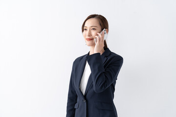 電話をする日本人女性