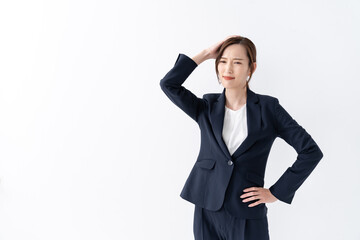 頭を抱える日本人女性