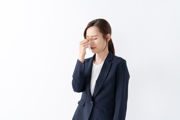 目の疲れを訴える日本人女性

