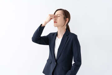 目の疲れを訴えるキャリアウーマン