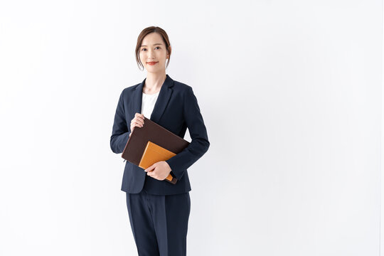 笑顔でカメラ目線のキャリアウーマン