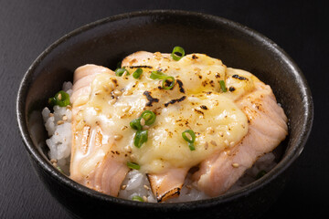 炙りサーモンチーズ焼き丼