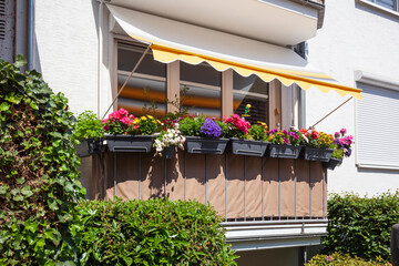 Balkon mit Blumenkästen, Weisses modernes Wohnhaus, Mehrfamilienhaus, Bremen, Deutschland
