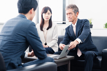 不正を問いただされるビジネスパーソン