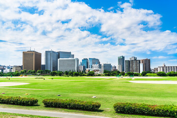 川崎の街並みと多摩川の緑地【神奈川県・川崎市】