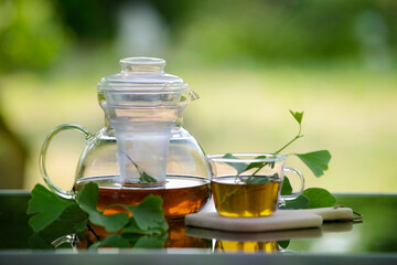 Frischer gesunder Tee aus Ginkgo Blättern frisch aufgebrüht - 621887214