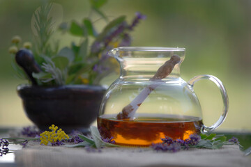 Sommer Zeit Kräuter Zeit, frischer Tee aus dem Garten - 621887231