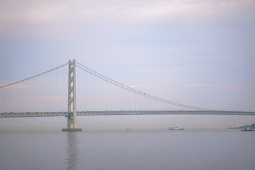 Fototapeta na wymiar 日本の本州と淡路島を結ぶ吊橋である明石海峡大橋の写真