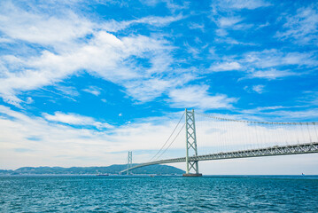 日本の本州と淡路島を結ぶ吊橋である明石海峡大橋の写真