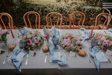 floral table decoration for wedding celebration