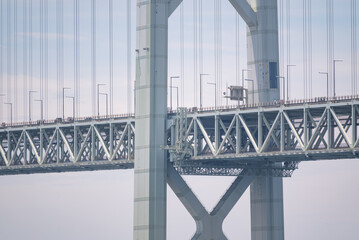 日本の本州と淡路島を結ぶ吊橋である明石海峡大橋の写真