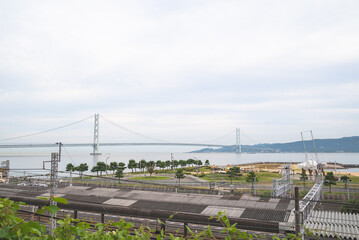 日本の本州と淡路島を結ぶ明石海峡大橋