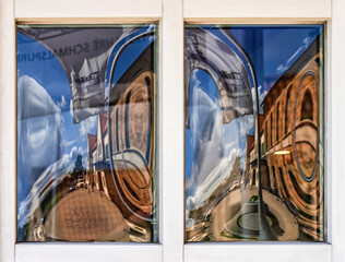 Fototapeta premium Gewölbte spiegelnde Fensterscheiben