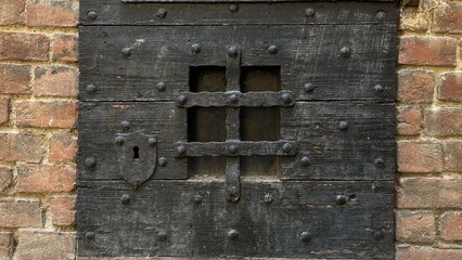 Particolare antico in ferro battuto su una porta al Borgo Medievale di Torino