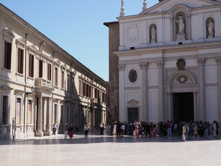 Obraz premium Frontage with cathedral of Savior in Saragossa city in Spain - vertical