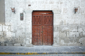 Fototapeta na wymiar White walls and doors of the old streets of the city of Arequipa in Peru.