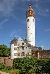 Fototapeta na wymiar Altes Schloss mit Burggraben, Burgmauer und Bergfried mit barocker Turmhaube in Frankfurt-Höchst im Sommer