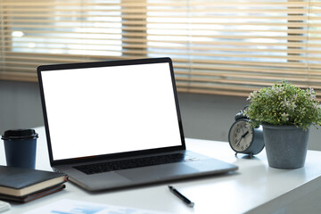 Fototapeta premium Empty white screen laptop. blank white screen. Mockup image in office.