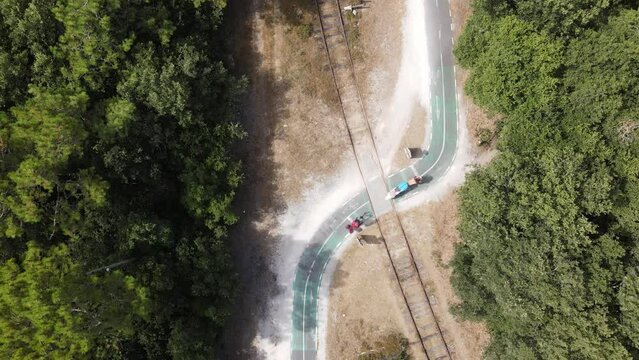 Voyageurs &agrave; v&eacute;lo traversent des rails de train - drone top shot 