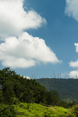 Paisaje montañoso con cielo azul,  vista a antenas de telecomunicaciones