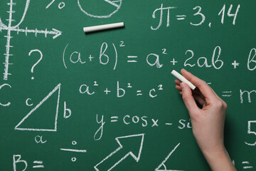 School formulas and drawings on a green school board - obrazy, fototapety, plakaty