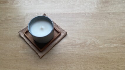 The scented candlelight with wooden background