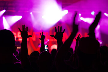 Obraz na płótnie Canvas crowd of people dancing in the nightclub