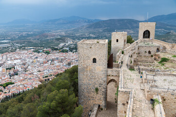 Fototapeta na wymiar Vista de las torres y muralla del castillo de Santa Catalina sobre una vista aerea de la ciudad de Jaen, Andalucia, España. 