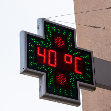 Term&oacute;metro callejero de una farmacia marcando 40 grados celsius	